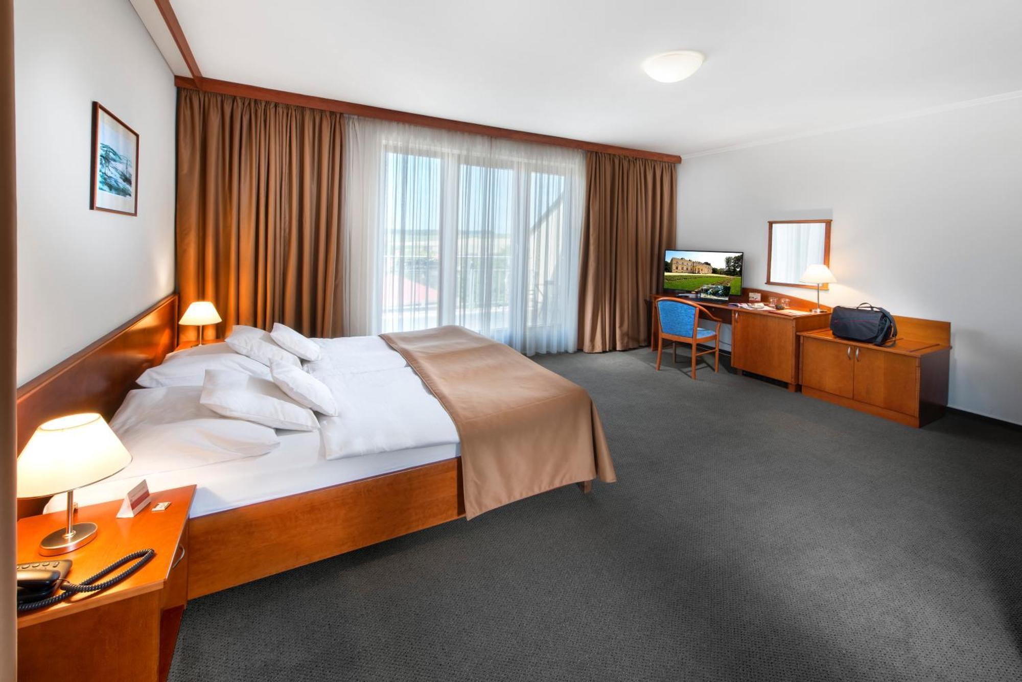 April Hotel Panorama ريخنوف ناد كنيجنو المظهر الخارجي الصورة