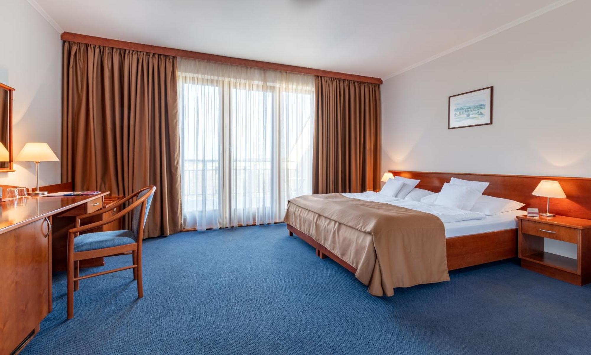 April Hotel Panorama ريخنوف ناد كنيجنو المظهر الخارجي الصورة
