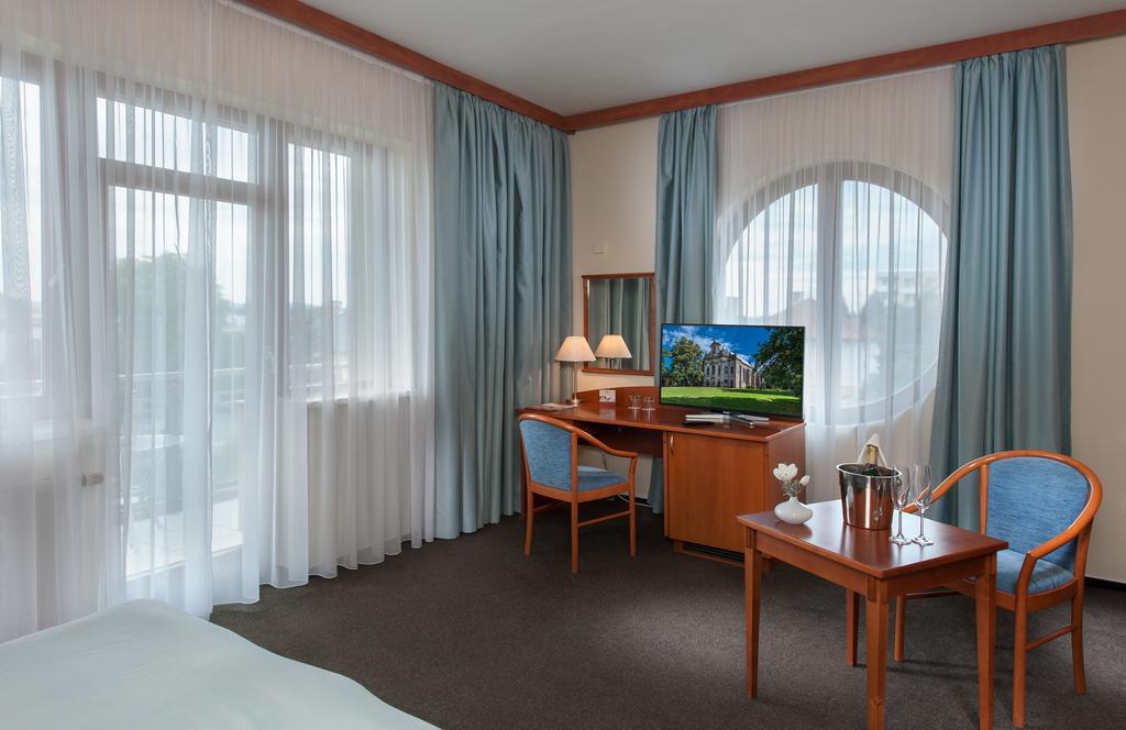 April Hotel Panorama ريخنوف ناد كنيجنو المظهر الخارجي الصورة