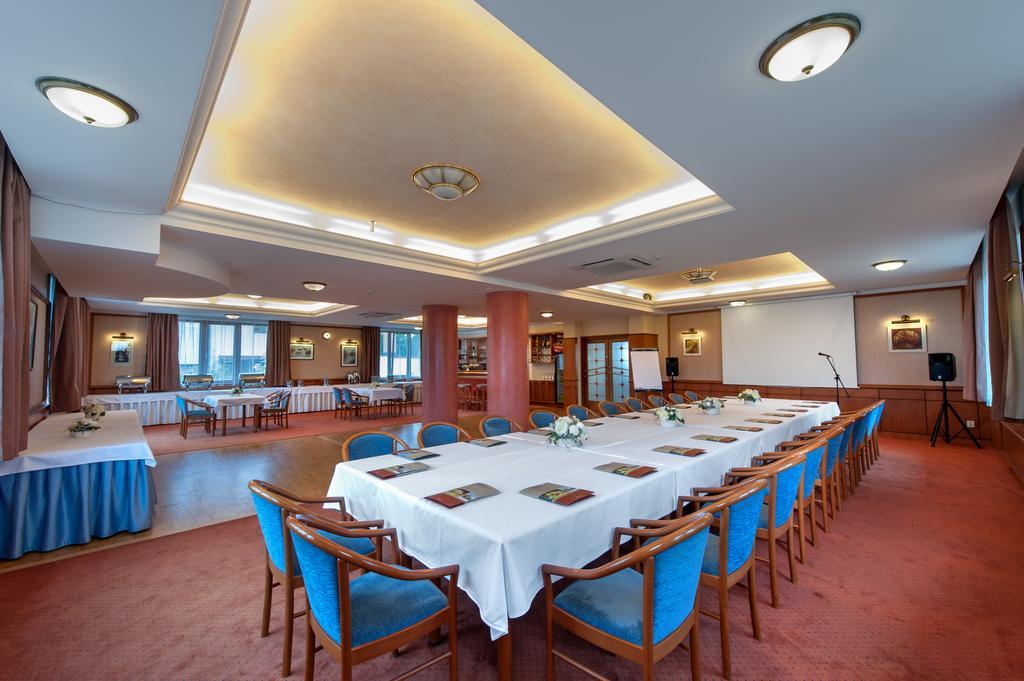 April Hotel Panorama ريخنوف ناد كنيجنو المظهر الخارجي الصورة