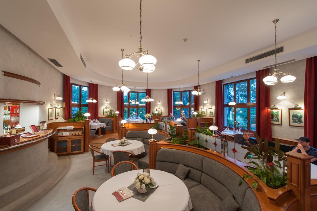 April Hotel Panorama ريخنوف ناد كنيجنو المظهر الخارجي الصورة