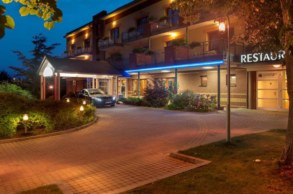 April Hotel Panorama ريخنوف ناد كنيجنو المظهر الخارجي الصورة