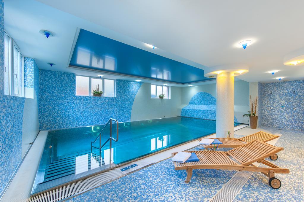 April Hotel Panorama ريخنوف ناد كنيجنو المظهر الخارجي الصورة