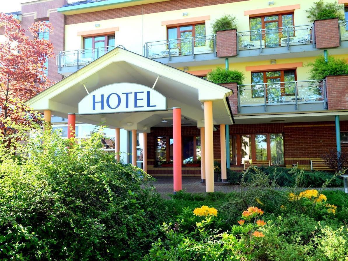 April Hotel Panorama ريخنوف ناد كنيجنو المظهر الخارجي الصورة