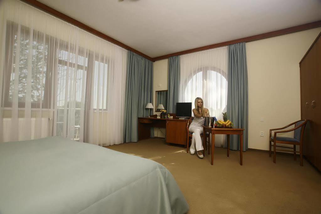 April Hotel Panorama ريخنوف ناد كنيجنو المظهر الخارجي الصورة