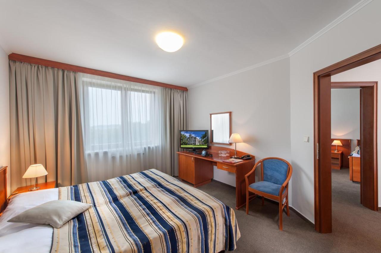 April Hotel Panorama ريخنوف ناد كنيجنو المظهر الخارجي الصورة
