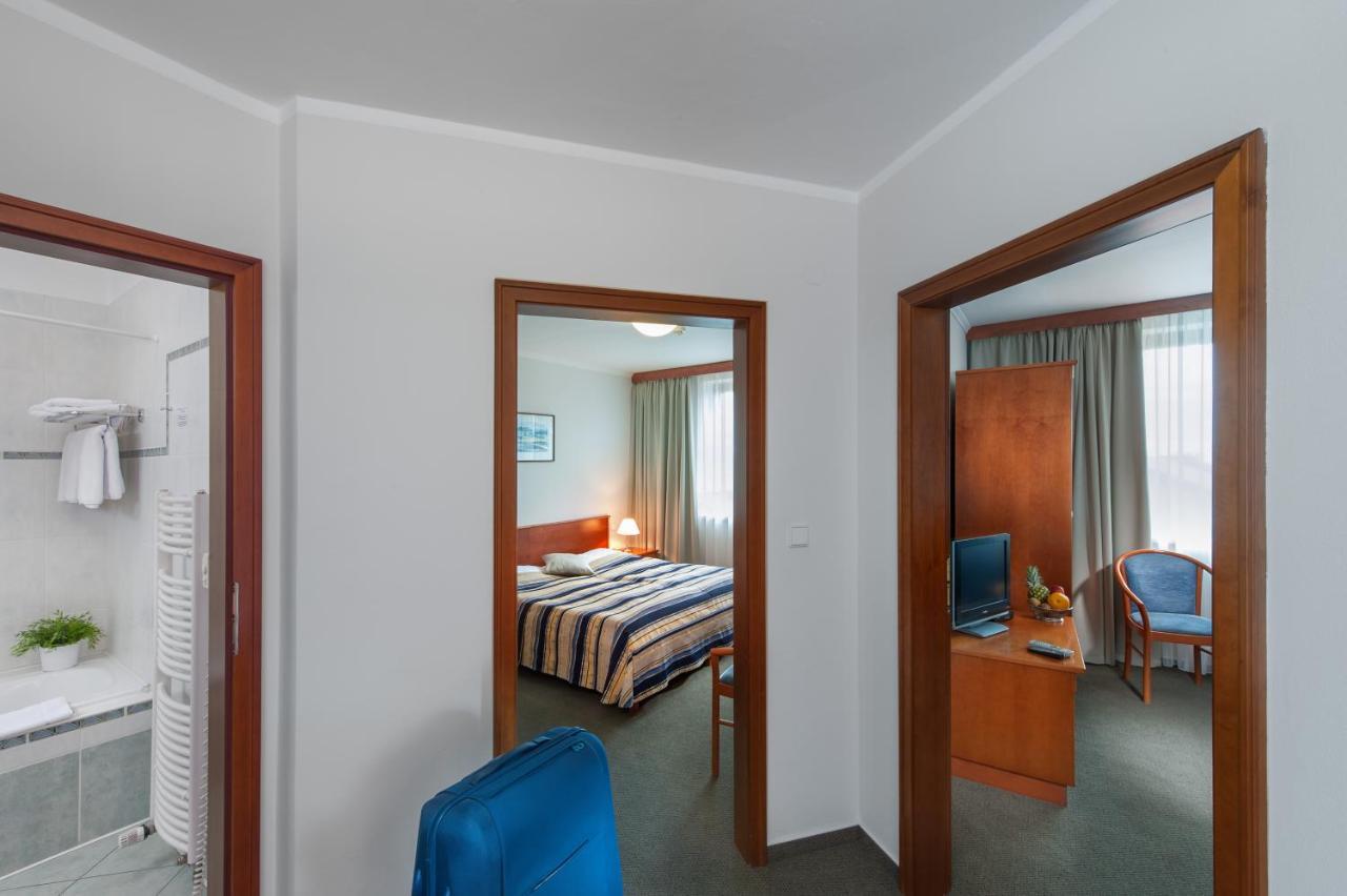 April Hotel Panorama ريخنوف ناد كنيجنو المظهر الخارجي الصورة